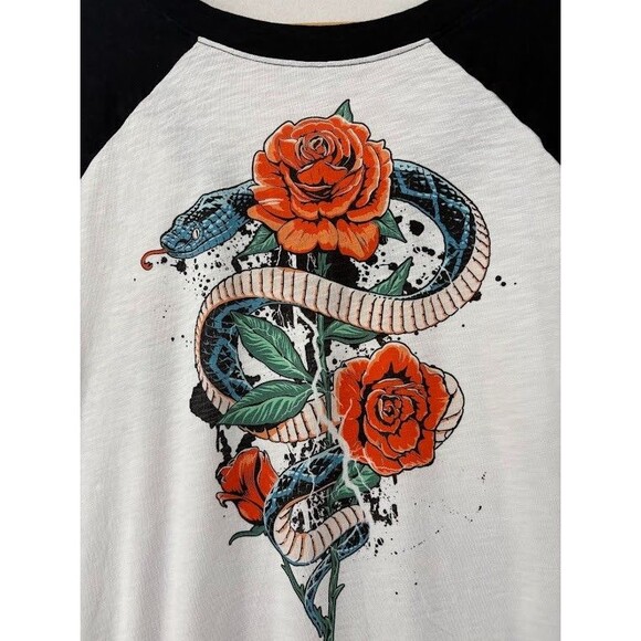 Women's Torrid Slub Jersey Tee Size 3x Snake & Roses Graphics Short Sleeve White - Picture 6 of 7